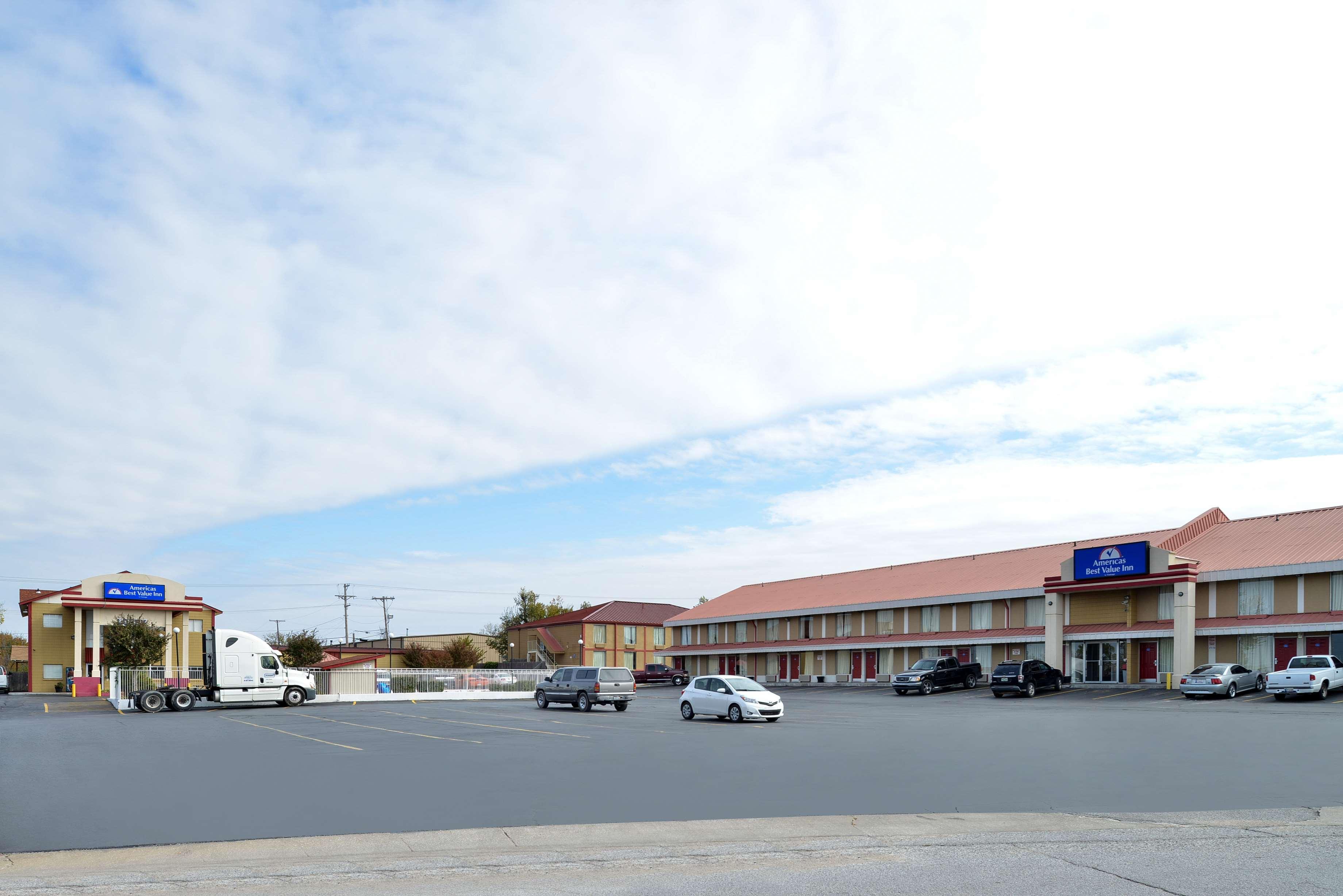 Americas Best Value Inn Tulsa I-44 Exterior photo