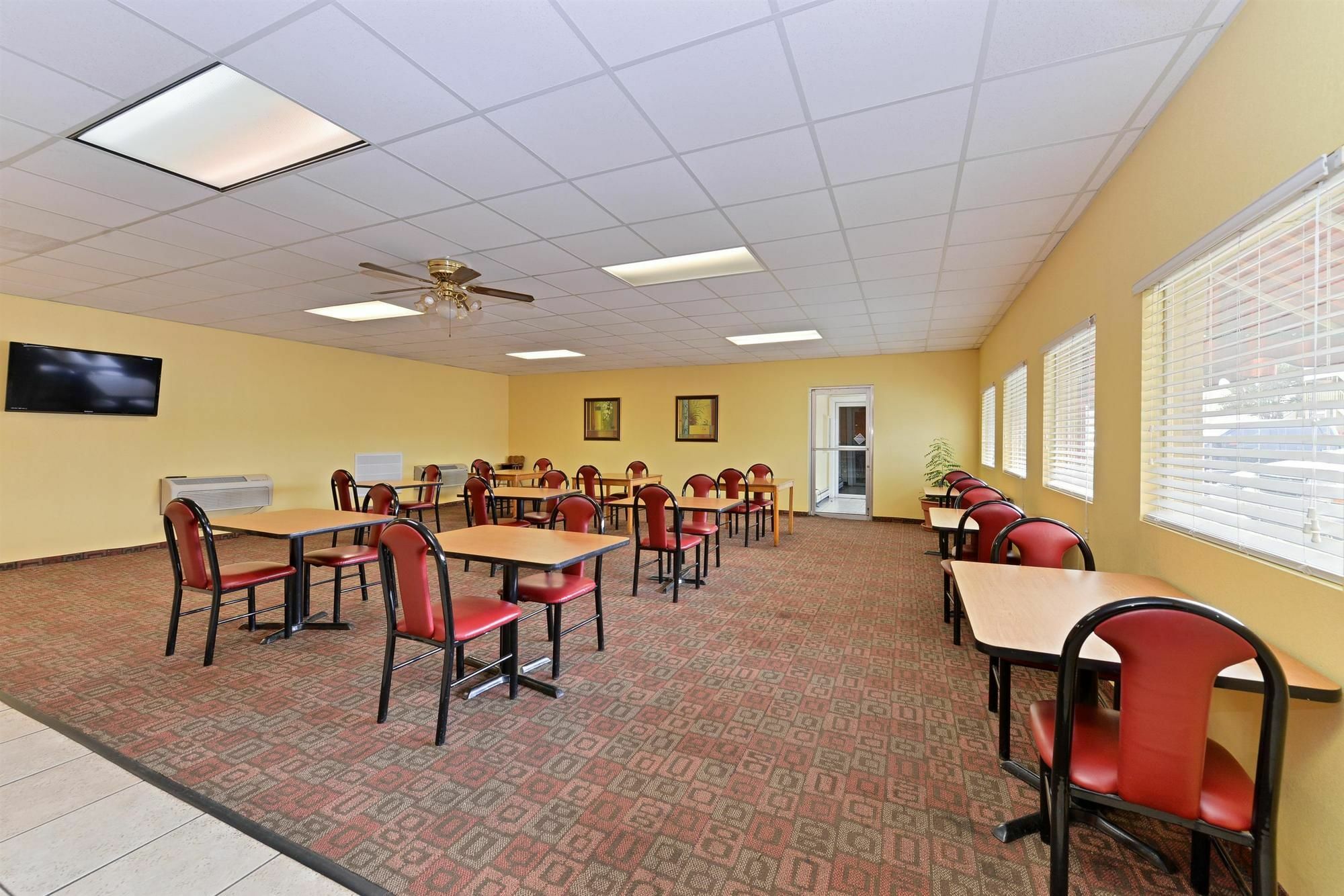 Americas Best Value Inn Tulsa I-44 Exterior photo